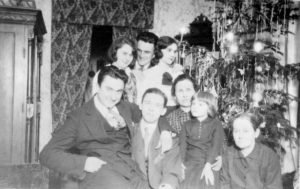 Stoją: Maryla Babińska, MieczysŁaw Kotlarczyk, Janina Kotlarczykówna. Siedzą: Stanisław Drobnik, Stefan Kotlarczyk jun., Maria Malota (Kotlarczyk), Maria Kotlarczykówna (Ćwikła), Maria Kotlarczyk. Wadowice, 1 stycznia 1931 r.