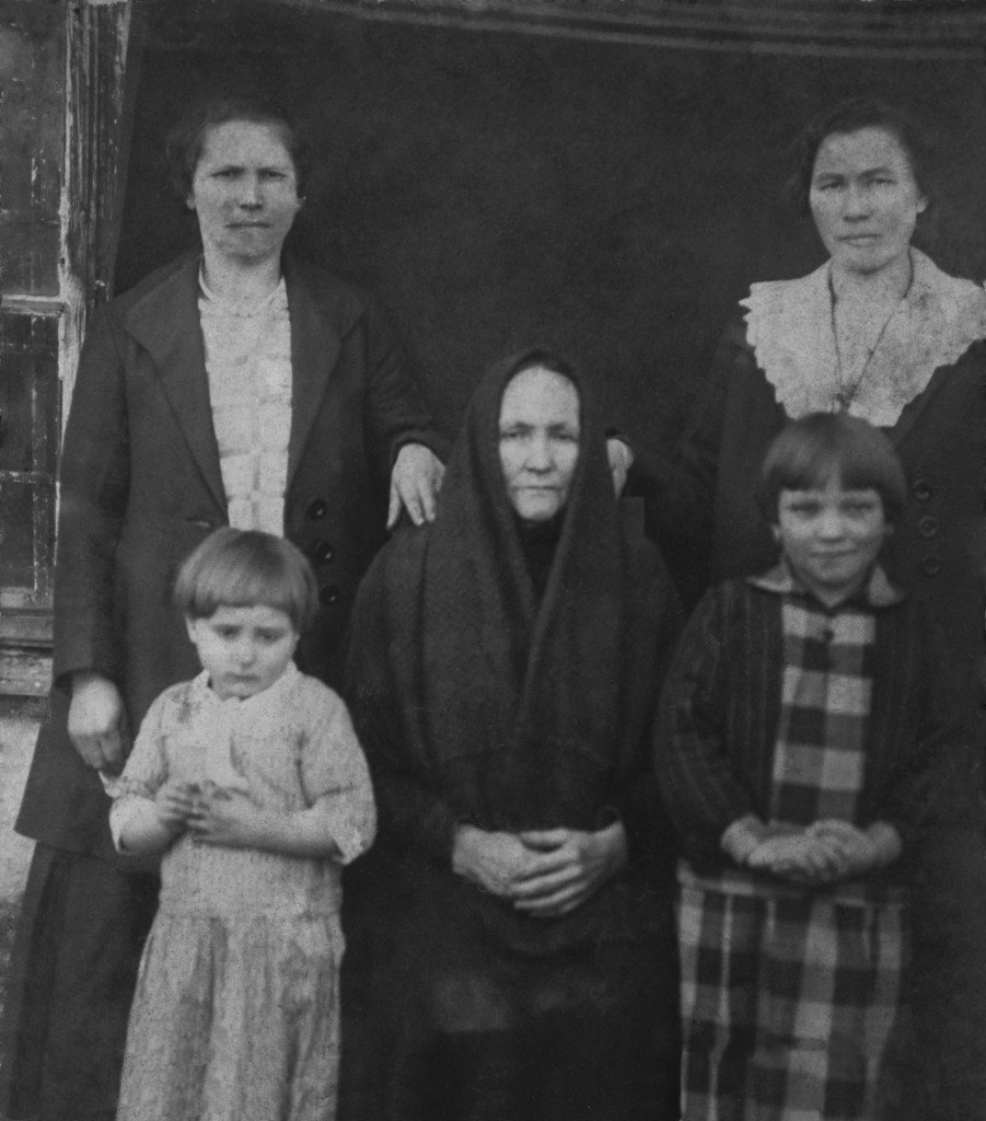 Emilia z Hajnoszów Orzechowska z córką Janiną, Stanisława z Hajnoszów Krokos, Kazimiera Sochacka. Siedzi Maria z Haftków Hajnoszowa, połowa lat 20., Niżatyce