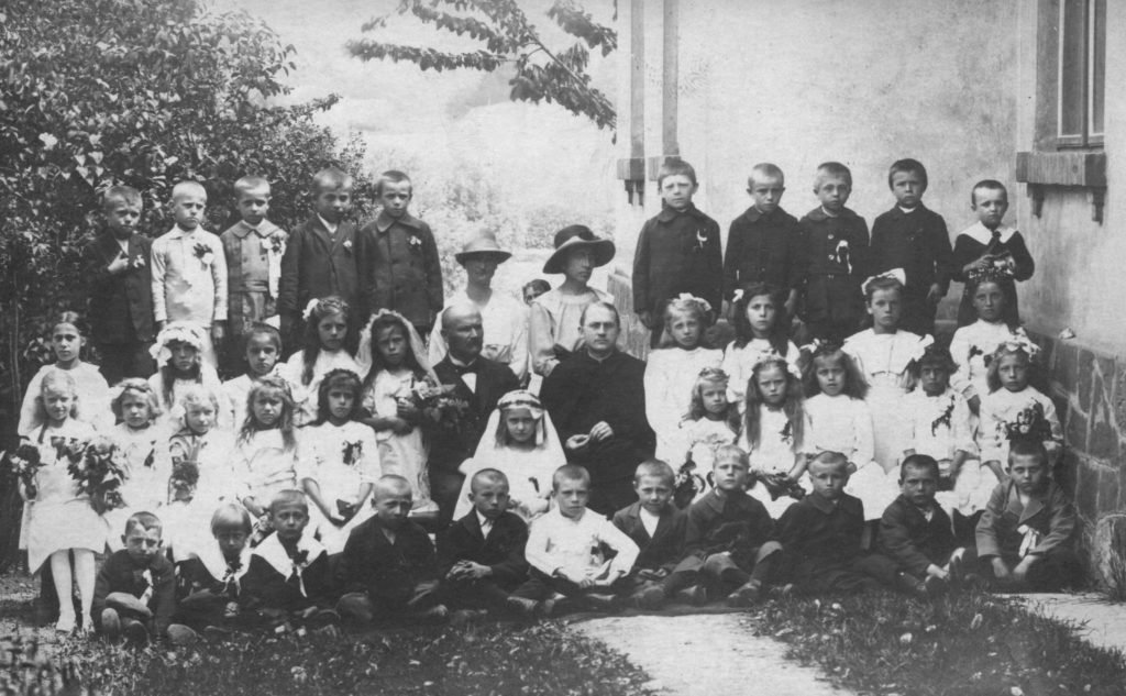 Szkoła w Brodach, w środku Antoni Leśniak, za nim Maria Leśniakówna