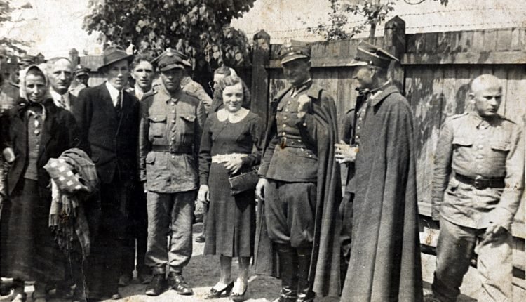 Przysięga wojskowa Jana Sochackiego z Kańczugi. Karol Szymczakiewicz (3 z lewej), obok Jan Sochacki i Kazimiera Sochacka, przed 09.1939 r.