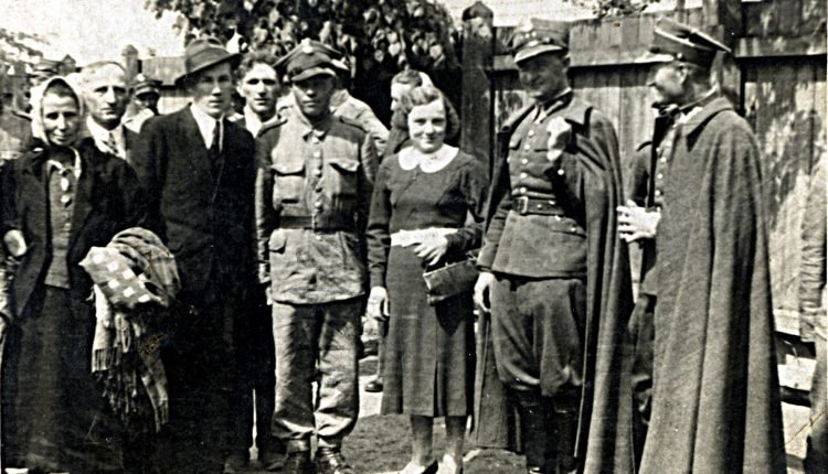 1939.09.(przed) t.Karol(3 z lewej),w.Janek,m.Kazimiera