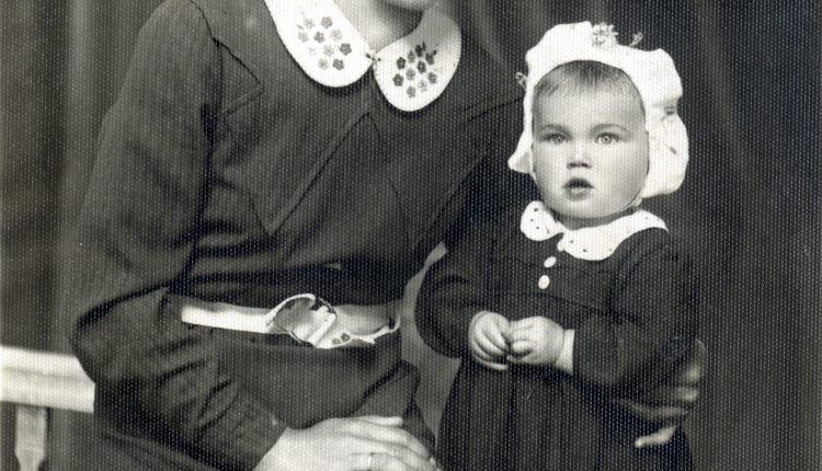 Kazimiera z Sochackich Szymczakiewicz z córką, Kańczuga, ok. 1942