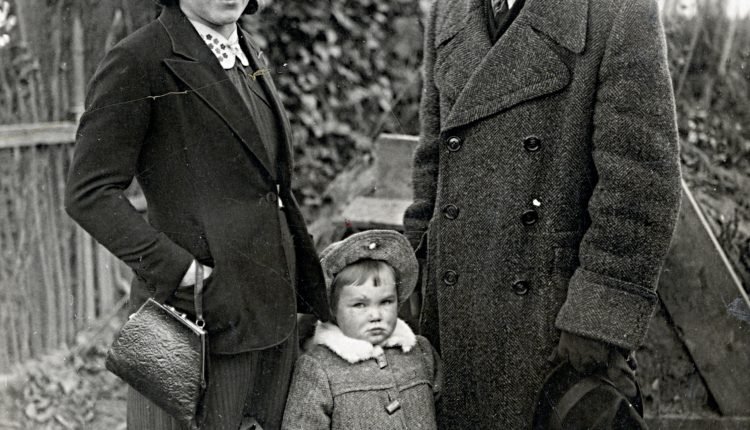 Kazimiera z Sochackich Szymczakiewicz i Karol Szymczakiewicz z córką, ok. 1943r.