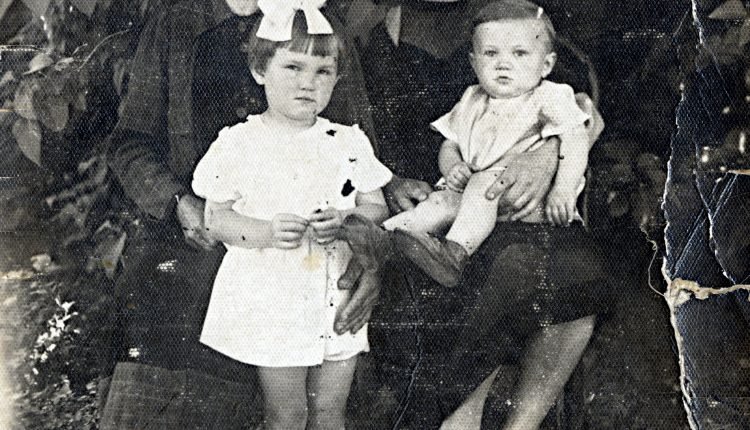 1945 ok. b.Wiktoria,m.Kazimiera,Halina,Zdzisek