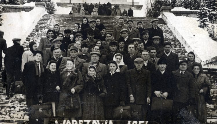 Wycieczka do Warszawy. Karol Szymczakiewicz (2 od lewej w III rzędzie), 1954 r.