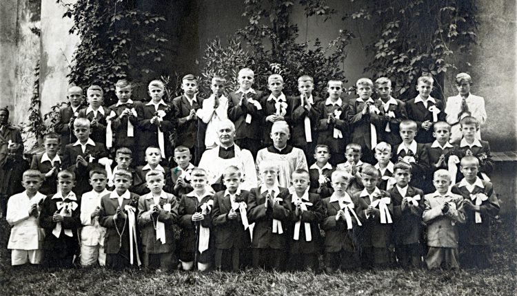 Zdzisław Szymczakiewicz (5 z lewej II rząd) ks.Pęcherek (6 z lewej II rząd) – I Komunia Św. 06.06.1954 r. Kańczuga