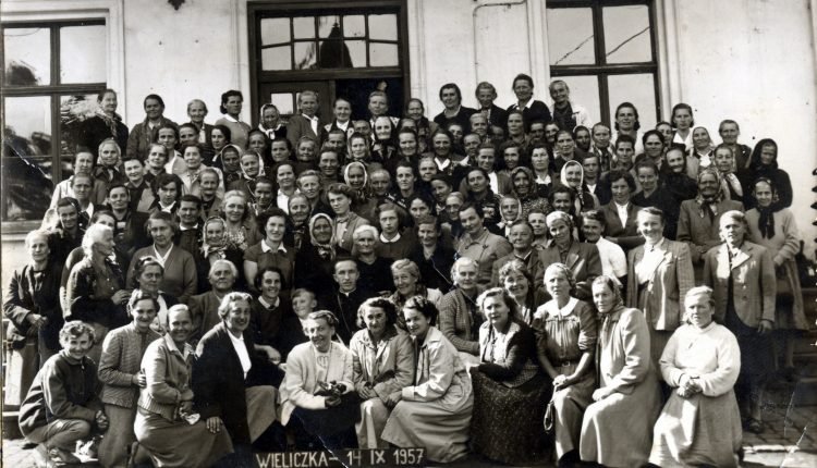 Wiktoria z Hajnoszów Sochacka (3 od prawej w IV rzędzie,14.09.1957 r. Wieliczka