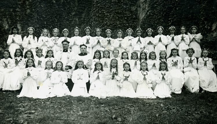 Teresa Szymczakiewicz (9 od prawej w II rzędzie) – I Komunia Św.06.1959 r. Kańczuga