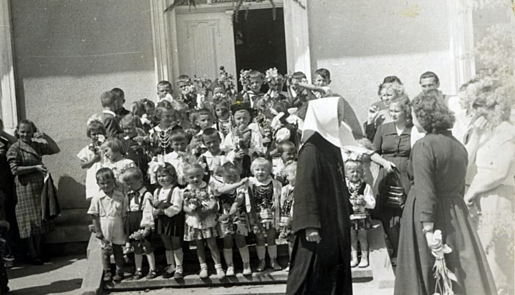 Kazimiera z Sochackich Szymczakiewicz (1 od lewej) – przed 1960r. ochronka w Kańczudze