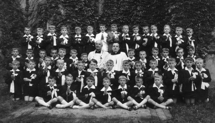 Janusz Szymczakiewicz (6 z lewej w III rzędzie od dołu) – I Komunia Św. 28.05.1961 r. Kańczuga