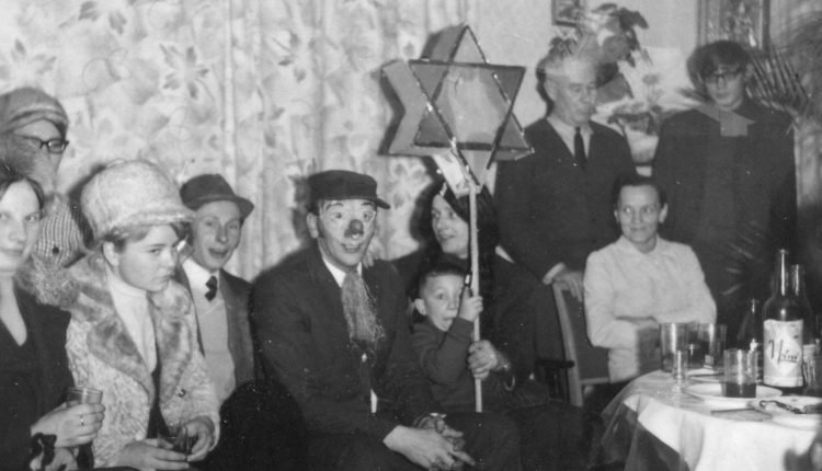 Wizyta kolędników. Janusz (1 od prawej), Kazimiera (2 od prawej, siedzi), Karol (3 od prawej) Szymczakiewiczowie, początek lat 70. Kańczuga