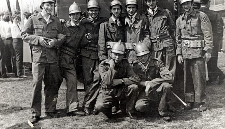 1975.04.27 (przed) Januszek(1 z prawej kucający)-Kańczuga drużyna strażacka