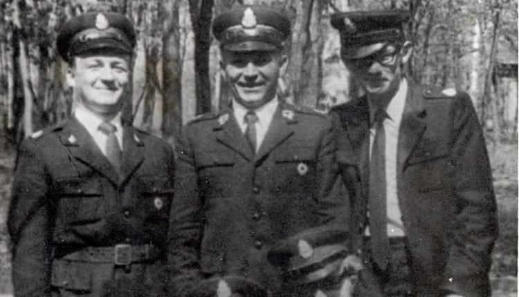 1975.04.27 (przed) Januszek(1 z prawej stoi),Edek Sz.(1 z lewej kuca)-Kańczuga