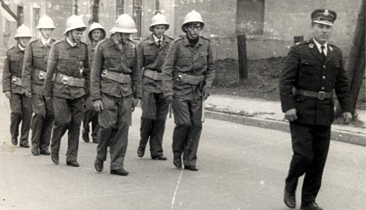 1975.04.27 (przed) Januszek(2 z prawej)-Kańczuga