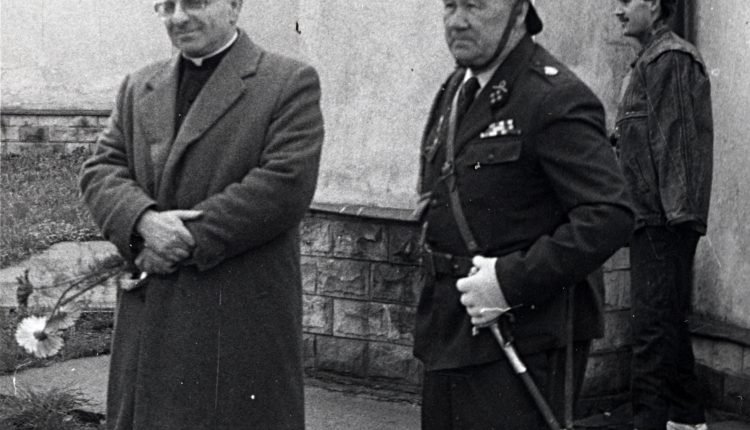 ks.proboszcz, Karol Szymczakiewicz,03.05.1990 r. Kańczuga przy Kościele