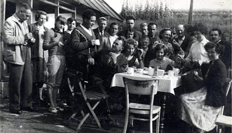 Karol Szymczakiewicz (1 z lewej), Teresa Szymczakiewicz (3 lewej), Kazimiera Szymczakiewicz (5 z prawej) – koniec lat 50., Bieszczady