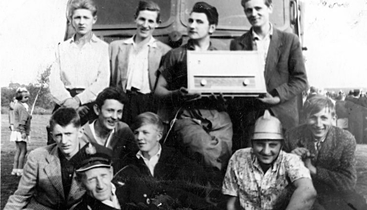 Zdzisek(2 od lewej w II rzędzie siedzi)