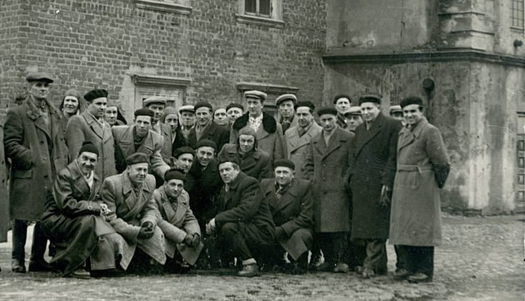 t.Karol (4 z lewej stoi)