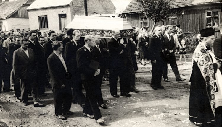 t.Karol w mundurze(3 z prawej)