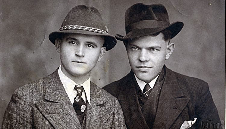 Jan Sochacki z Kańczugi (1 z prawej) z kolegą, lata 40., Legnica