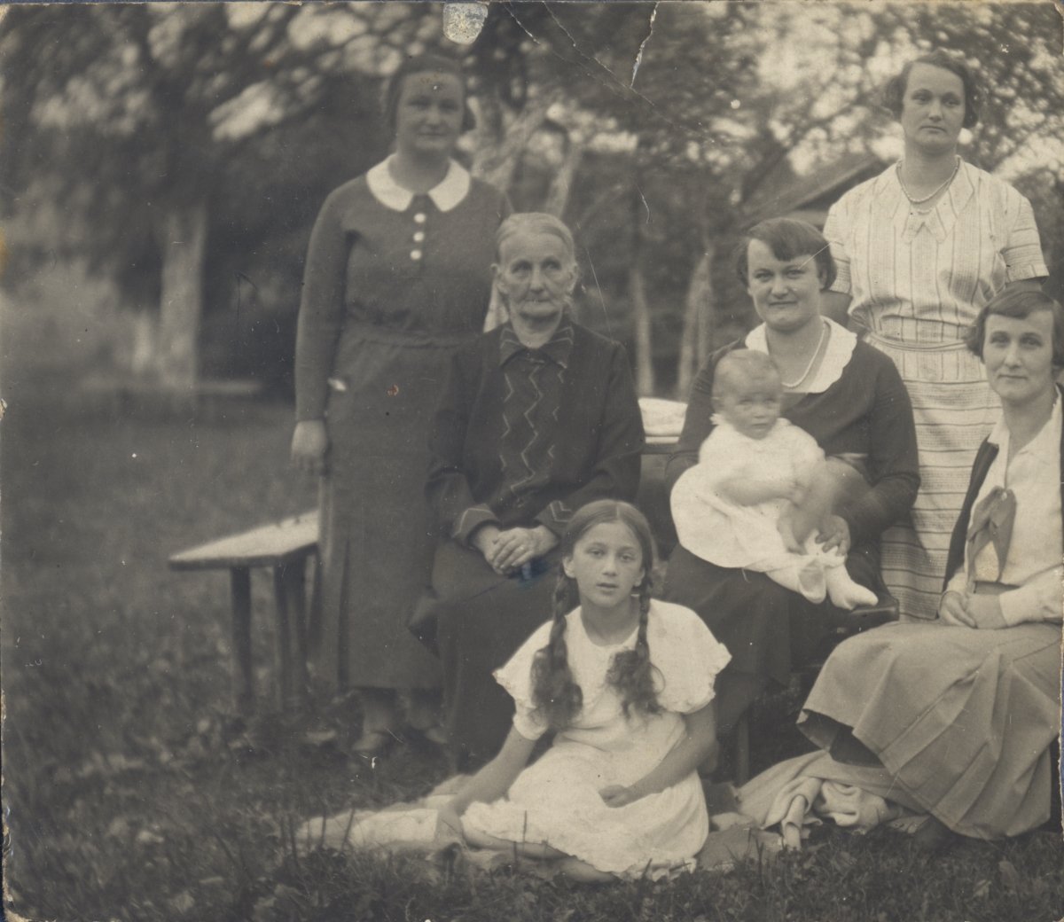 Ludmiła Leśniak z córkami, lata 30.